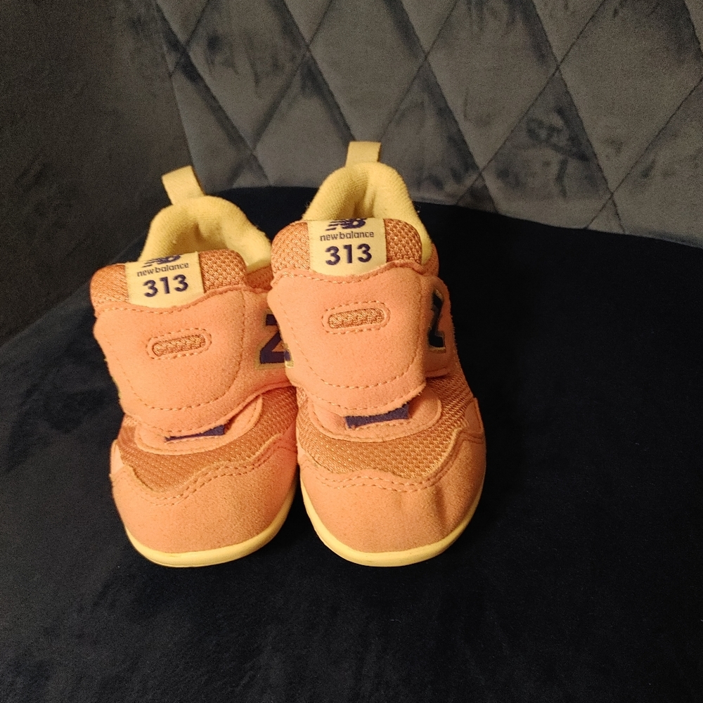 Toddler sneakers w/velcro closure